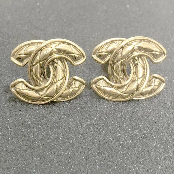 CHANEL CC Logos Quilted Vintage Clip-On Earrings Gold Tone Auth D-e11123 - Picture 1 of 10